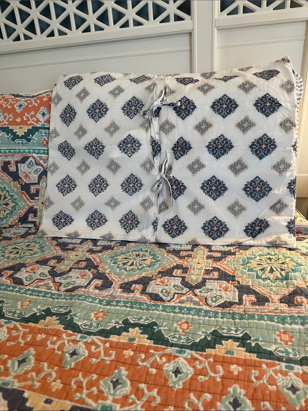 King Size Reversible Medallion Quilt Set + 2 Matching Standard Size Shams